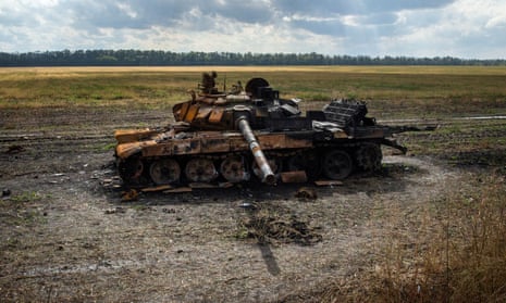 A destroyed Russian T-80 tank in a field between the recaptured town of Shevchenkove and Kupiansk, further east.