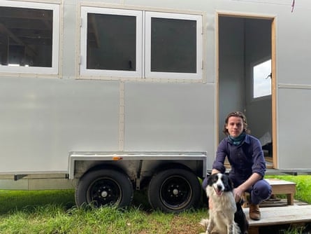 Rio Davis et leur chien devant leur petite maison