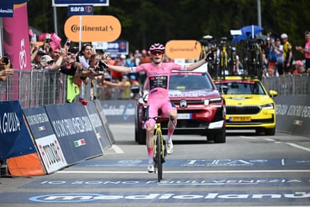 Jonas Vingegaard wins stage 16 of the Giro d’Italia.