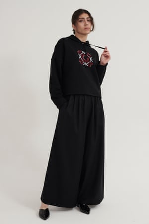 SEP Jordan.Made in Italy e bordado à mão no Jerash 'Gaza' Camp na Jordânia, SEP (que significa Social Enterprise Project) cria roupas e utensílios domésticos como a primeira corporação B certificada no país.