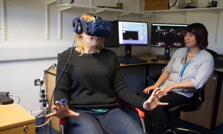 Linda Geddes, a sinistra, prova un gioco VR in fase di sviluppo da parte di ricercatori dell'Università di Cambridge con l'aiuto di una società locale di videogiochi, Ninja Theory. Il gioco viene utilizzato per verificare se la realtà virtuale potrebbe essere un modo utile per imparare le tecniche di riduzione dell'ansia. Fotografia: Graeme Robertson/The Guardian
