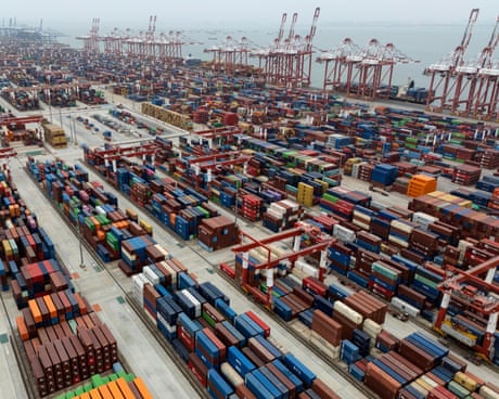 Container colorati vicino a un porto