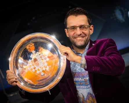 Levon Aronian shows off the trophy after winning the Las Vegas leg of the Freestyle Grand Slam