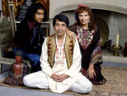 Con banda sonora de Bowie… Naveen Andrews, Roshan Seth y Susan Fleetwood en la adaptación de la BBC de 1993.