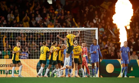 استراليا - فرانسه<br>ملبورن، استراليا - 14 ژوئيه: ماتيلداها گلي را براي مري فاولر از ماتيلداها در جريان بازي دوستانه بينالمللي بين ماتيلداس استراليا و فرانسه در استاديوم مارول در 14 ژوئيه 2023 در ملبورن، استراليا جشن ميگيرند. (عكس از دنيل پوكت/گتي ايماژ)