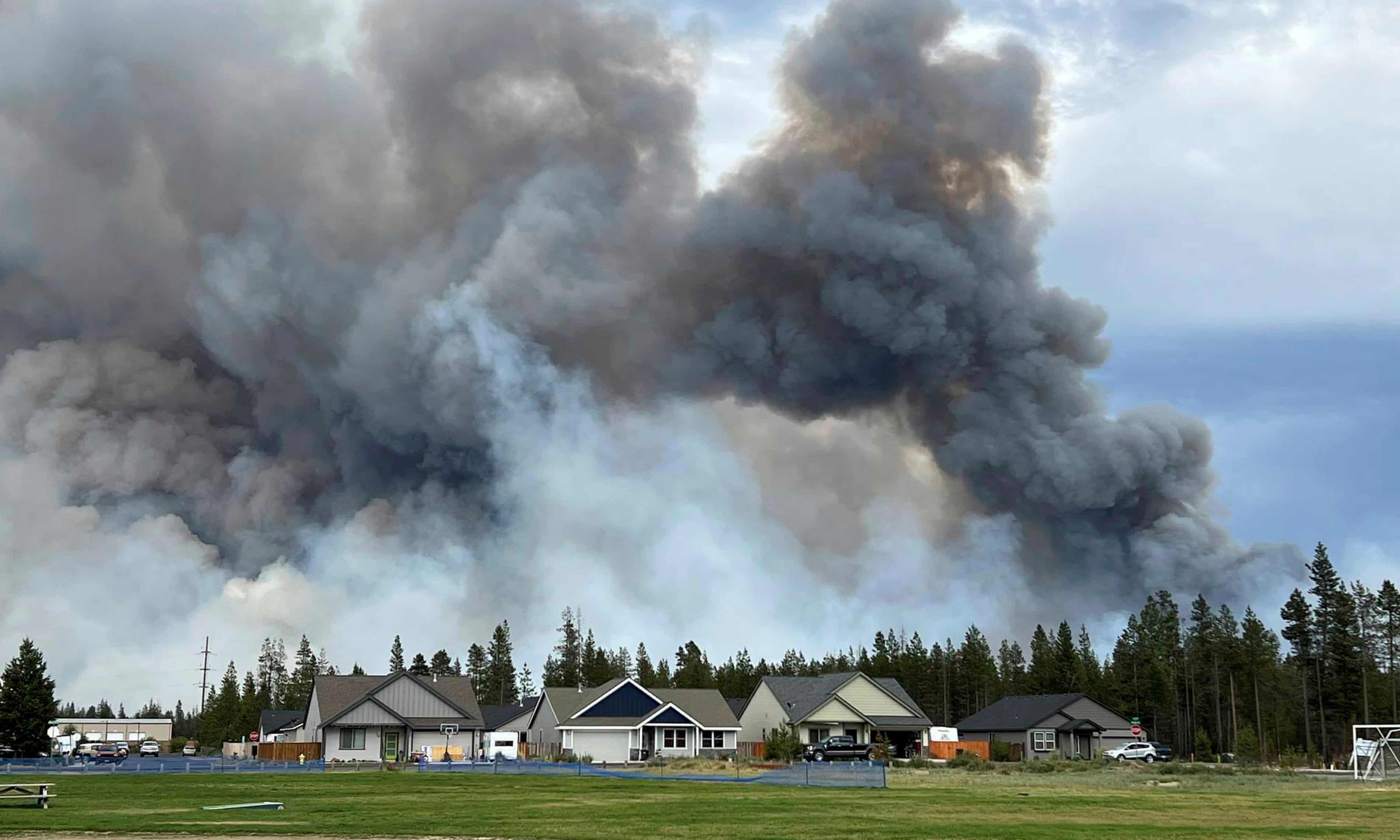 Wind-driven wildfire spreads near popular Oregon vacation spot (theguardian.com)