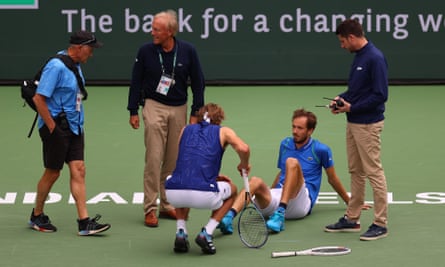 Daniil Medvedev reçoit un traitement alors qu'Alexander Zverev, qui a subi une grave blessure à la cheville lors de Roland-Garros l'an dernier, donne quelques conseils.