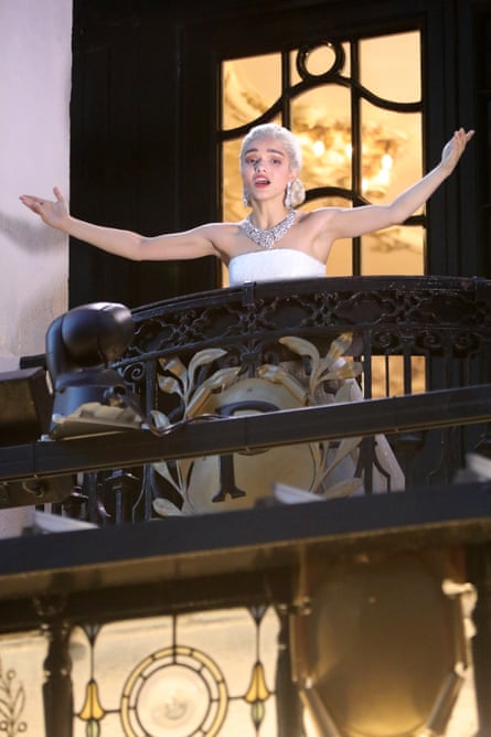 Rachel Zegler performing Don’t Cry for Me Argentina on the balcony of the Palladium.