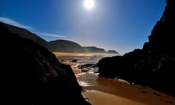 Costa Vicentina: vista panorâmica do rochosas naturais na praia do Rogil