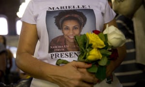 Uma mulher veste uma camiseta desenhada com uma imagem da vereadora assassinada Marielle Franco durante uma missa comemorativa em 14 de março de 2019, o primeiro aniversário de seu assassinato.