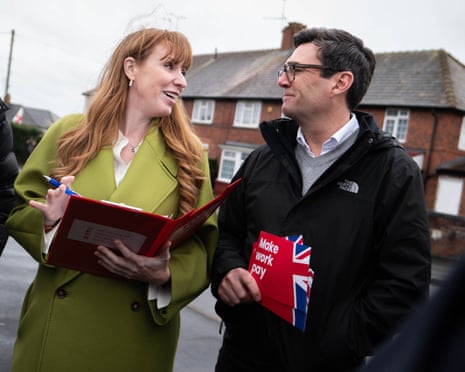 Andy Burnham e Angela Rayner in discussione