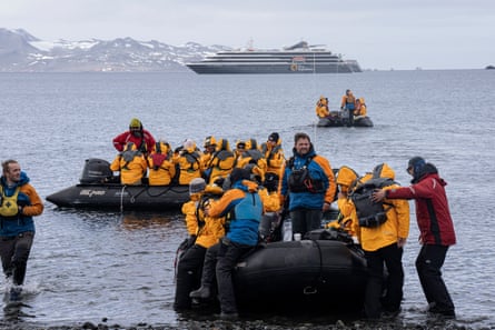 Tourists arriving from tour ships