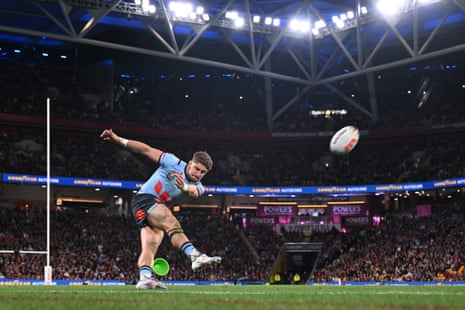 Zac Lomax kicking for goal.
