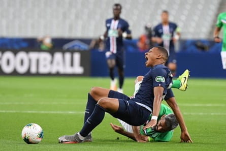 Kylian Mbappé goes down injured in the Coupe de France final.