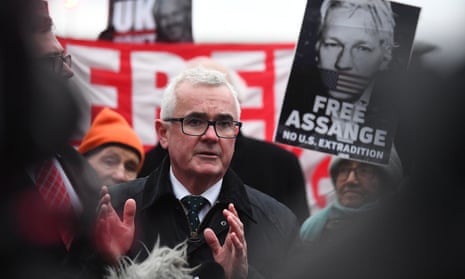 Andrew Wilkie speaks outside Belmarsh prison in the UK in 2020 ahead of the extradition hearing for WikiLeaks founder Julian Assange. 