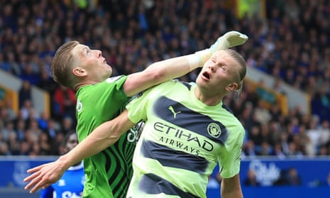 Jordan Pickford uh, fight for the ball with Erling Haaland.