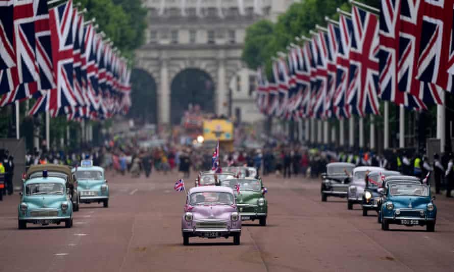 Conductores con Maurice Minors durante la competencia del Jubileo de Platino frente al Palacio de Buckingham, Londres, en el cuarto día de las celebraciones del Jubileo de Platino.