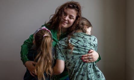 Kateryna Shukh greeting children from Ukraine in Warsaw.