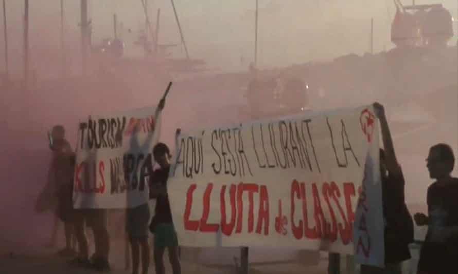 Left-wing youth group Arran protests against tourism in Palma de Mallorca this week.