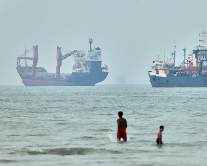 Oil prices fall as US pauses strikes on Iran over strait of Hormuz