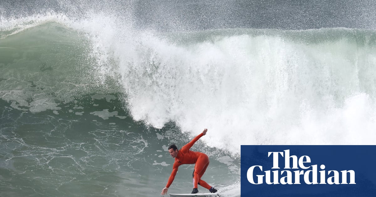 Бурното време и изключително силните приливи доведоха до наводнения и