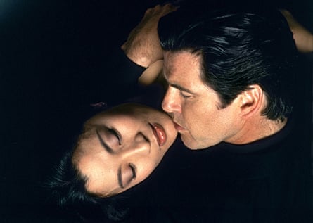 Avec Pierce Brosnan dans Demain ne meurt jamais.