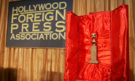 PHOTO DE DOSSIER: La statuette Golden Globe de la Hollywood Foreign Press Association est vue avec sa poitrine rouge, doublée de velours et reliée en cuir lors d'une conférence de presse à Beverly Hills, Californie, le 6 janvier 2009.  REUTERS / Fred Prouser / Dossier Photo