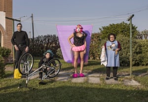 The “bear” family in Campodoro, in the province of Padua. On the sides, Mauro Sarasin, 51, and Cosma Maria Antonietta Callegari, 64.