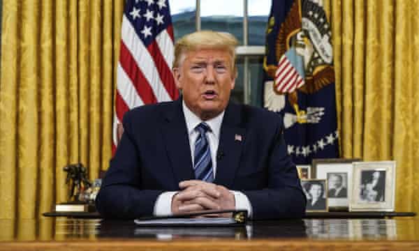 Donald Trump parla alla nazione dallo Studio Ovale l ' 11 marzo.