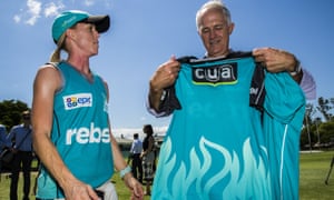 Malcolm Turnbull is presented with a jersey by Brisbane Heat cricket team captain Kirby Short