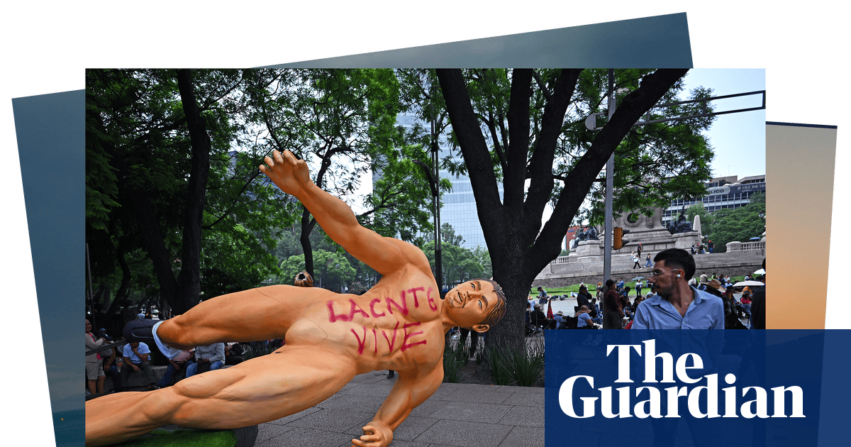 Stormy weather and a footballer protest: photos of the day