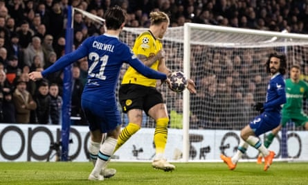 Ben Chilwell extiende el centro que derivó en el penalti con el que el Chelsea marcó el gol decisivo ante el Dortmund