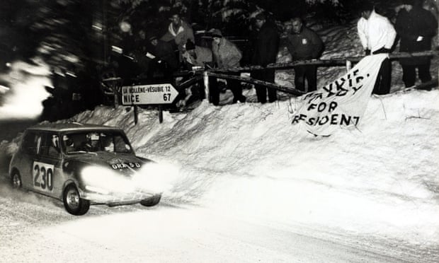 Paddy Hopkirk en Henry Liddon naderen het einde van de Monte Carlo-rally van 1966 in besneeuwde omstandigheden.  Ze werden derde, maar werden gediskwalificeerd vanwege een technisch detail over het soort koplampen dat ze gebruikten.