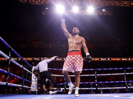 Filip Hrgović comemora após nocautear Moses Itauma durante a luta pelo título vago dos pesos pesados da IBF na O2 Arena.