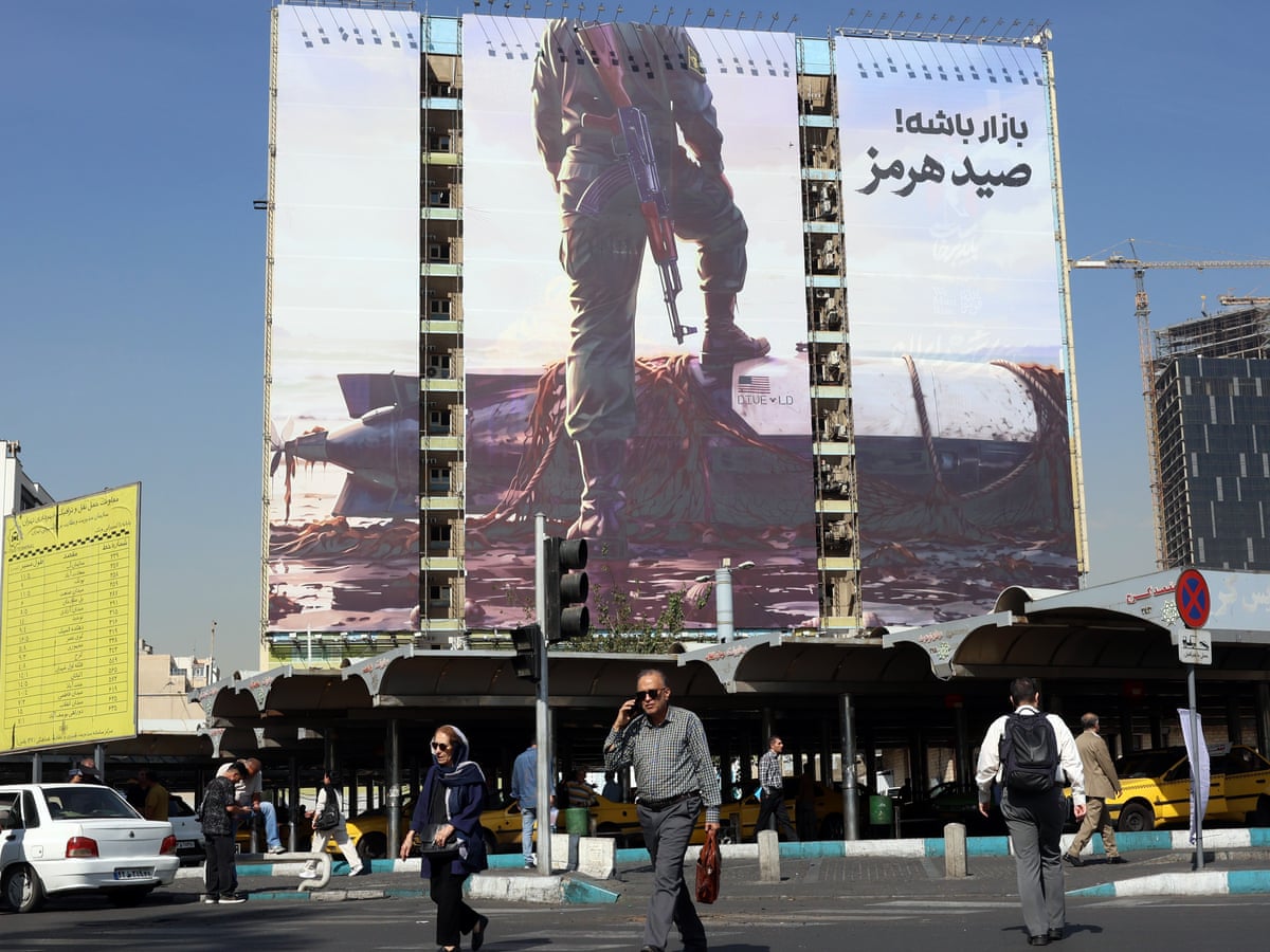 غرق سفينتي حاويات قرب مضيق هرمز وسط تصاعد الهجمات الإيرانية | مضيق هرمز | صحيفة الغارديان