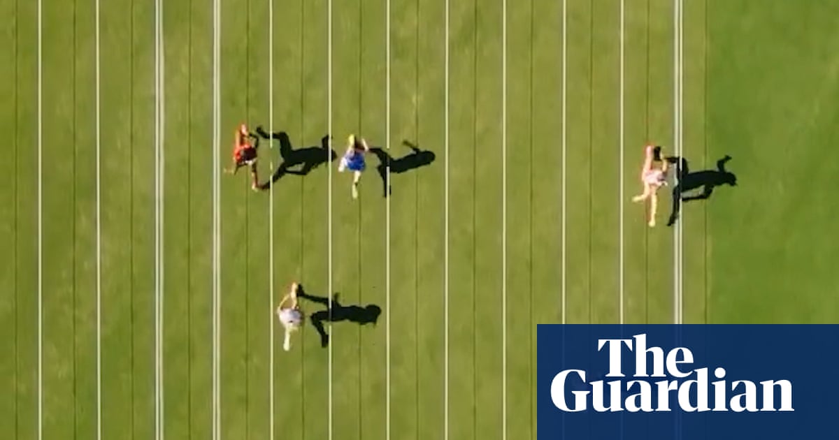 Aerial view of American sprinter Sha'Carri Richardson winning her Stawell Gift heat - video