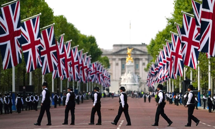 ضباط الشرطة يقومون بدوريات على طول المركز التجاري قبل موكب نعش الملكة إليزابيث الثانية ملكة بريطانيا.