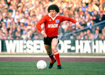 Kevin Keegan with the ball at his feet for Hamburg in the 1977-78 Bundesliga season