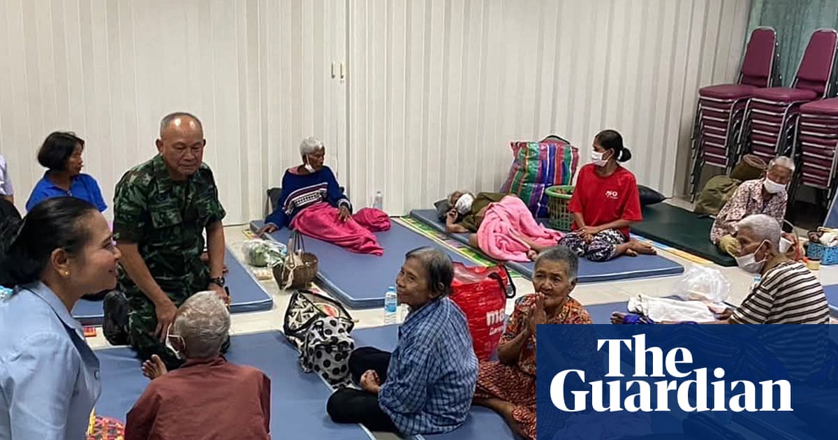 ‘किमान येथे मी स्फोट ऐकू शकत नाही’: थाई रिकाम्या कंबोडियन सीमा संघर्ष पळून जातात | थायलंड ‘किमान येथे मी स्फोट ऐकू शकत नाही’: थाई रिकाम्या कंबोडियन सीमा संघर्ष पळून जातात | थायलंड