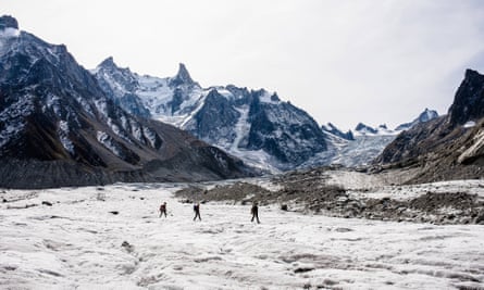 Wędrowcy na Mer de Glace, największym lodowcu w paśmie górskim Mont Blanc we francuskich Alpach.