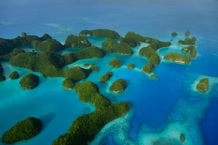 Ngerukewid, también conocida como las “Setenta islas”, es un grupo de 37 pequeñas islas de coral elevadas enclavadas en la laguna de Palau. Protegidas por la Reserva de Vida Silvestre de las Islas Ngerukewid, establecida en 1956, estas islas están completamente fuera del alcance de los turistas y los lugareños.