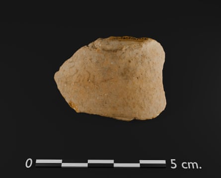 The jar lid with the Hebrew graffito