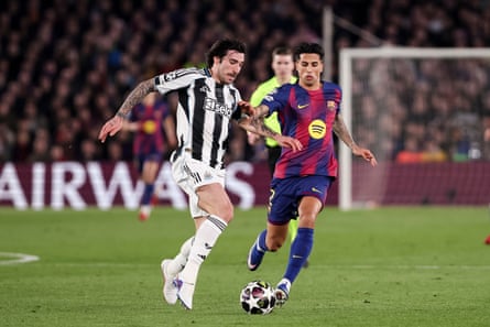 Sandro Tonali competes against Barcelona
