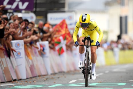 Demi Vollering is the winner of the 2023 Tour de France Femmes!