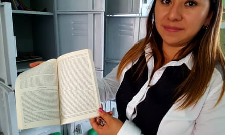 ‘¿Qué niño querría leer esto?’ Maestra Angélica Rivera con una copia de letra diminuta de Los viajes de Gulliver.