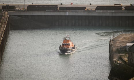 Un canot de sauvetage RNLI revient au port après avoir participé à une mission de sauvetage dans la Manche le 14 décembre 2022 à Douvres, en Angleterre.