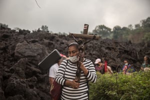 Les paroissiens catholiques marchent sur de la lave froide priant pour que le volcan Pacaya cesse son activité et que sa lave ne menace pas les habitants des villages d'El Patrocinio et de San Vicente Pacaya.