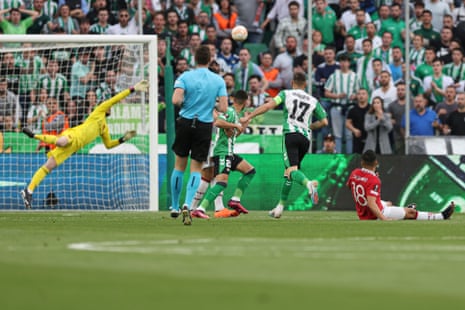 Joaquin hits the post!