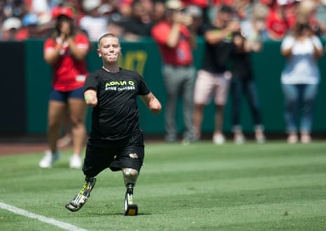 Quadruplo amputato che gioca cornhole