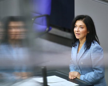 German economy minister giving a speech to the parliament